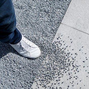 Last van grind dat overal heen vliegt? Grindgrip is de oplossing