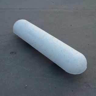 Varkensrug Parkeerbiels Betonwit 1 ronde en 1 rechte zijkant 20x11x95cm