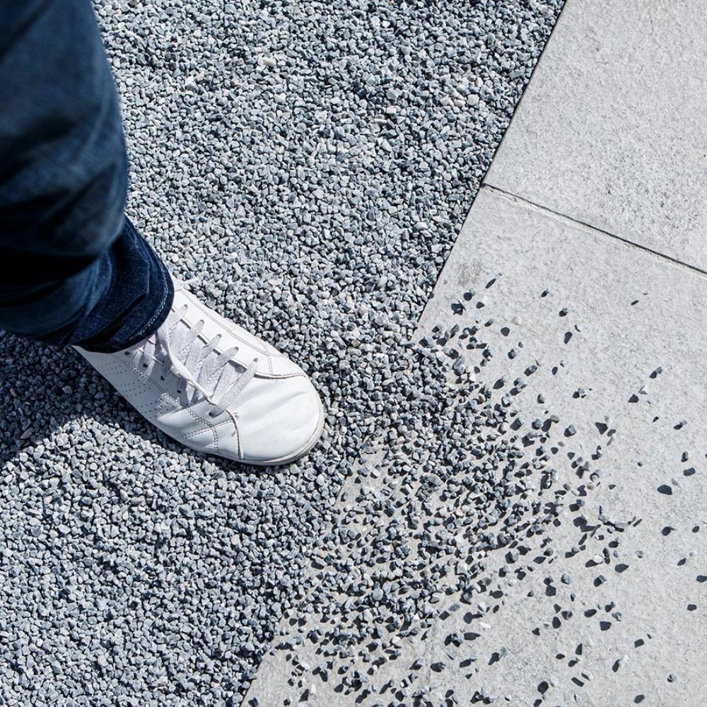 Last van grind dat overal heen vliegt? Grindgrip is de oplossing