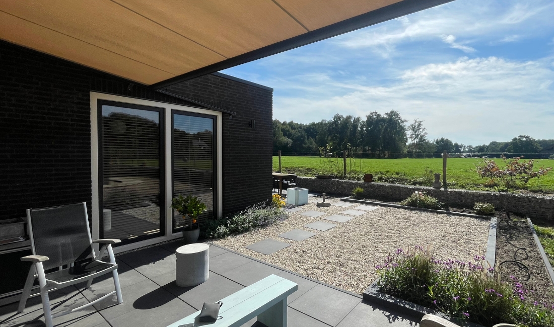 Buitenkijken-bij-Jan-Gerda-Buitenbart-overkapping-keramiek-kunstgras Buitenkijken-bij-Jan-Gerda-Buitenbart-overkapping-keramiek-kunstgras